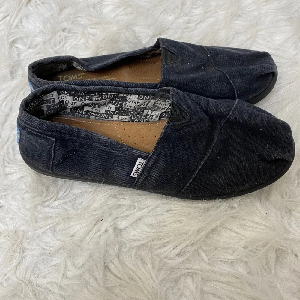 Toms black color